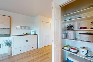 Stocked with Extras for an Easy Stay - Pickleball, Hot tub, beach access, (OBreeze) (Westport)