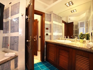 A bathroom with a large mirror, a sink, and a towel rack. - L"ea di Lavru - Apt 10 (Loiri Porto San Paolo)