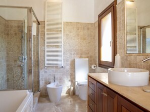 A bathroom with a bathtub, a shower, a toilet, and a sink. - Villa Seguinot Gran (Pollença)