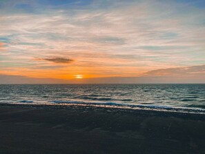 A beach with a sunset over the ocean. - We09 Holiday Home for 6 People (Westkapelle)