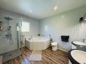 A modern bathroom with a glass-enclosed shower, a freestanding bathtub, a toilet, and a sink. - Villa on the ramparts with a terrace and a view of the Pyrenees (Montaut)