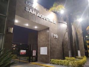 Ein Gebäudeeingang mit der Aufschrift 'LOMAS SAN AGUSTIN III' und der Nummer '19' darüber.