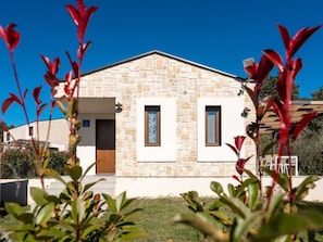 A stone building with a flat roof, two windows, and a door. - Casa Vesta With Pool (Visnjan)