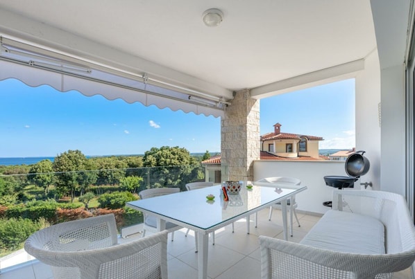 Outdoor dining - Dream Lounge met Zeezicht (Pula)