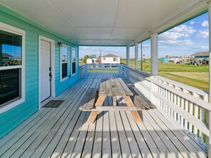Deck w/ Outdoor Dining - A-B-Sea Cottage | Spacious Deck, Backyard, & Outdoor Shower (Galveston)