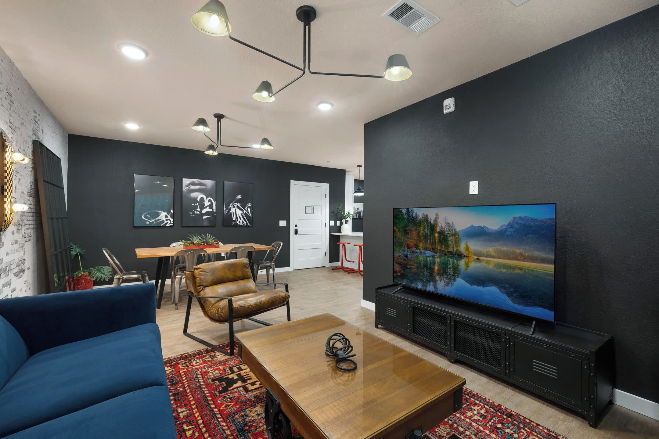 Ein modernes Wohnzimmer mit Fernseher, Sofa und Couchtisch.