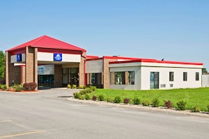 A building with a red roof and a sign indicating it is a medical facility.