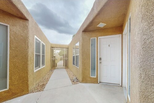 Modern 2BR/1BA Condo in Albuquerque Uptown - Stylish & Convenient - AC - W/D