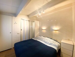 A bedroom with a bed, a wardrobe, and a nightstand. - Do13 Cozy Holiday Home Domburg (Domburg)