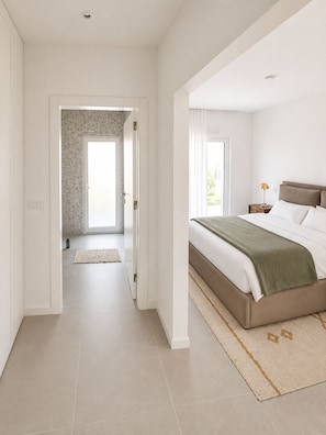 A modern bedroom with a large bed, a nightstand, and a window. - Casa Onda - Spa House & Ocean-View Jacuzzi (Atouguia da Baleia)
