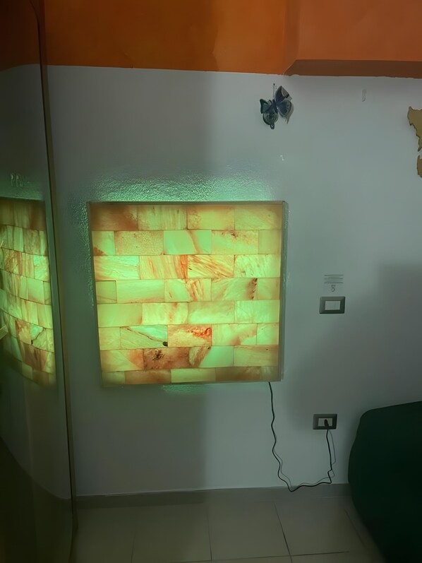 Ein Raum mit einer Wandleuchte, einem Stromanschluss und einem Kabel.