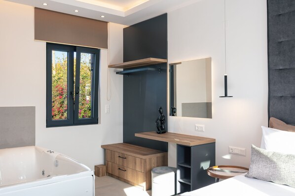 Un bagno moderno con vasca, mobile lavabo e uno specchio grande.