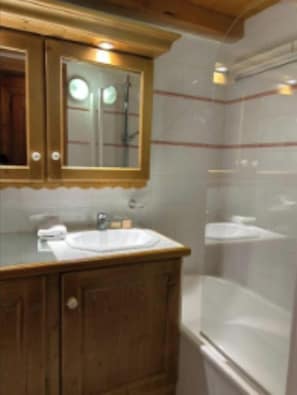 Bathroom - Beautiful Apartment, right at the slopes, in a premium residence with a pool and spa (Bourg-Saint-Maurice)