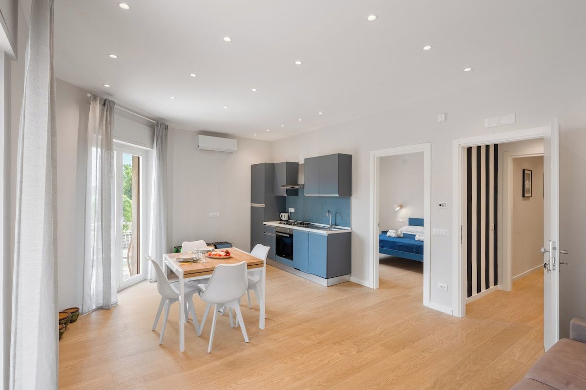 Eine moderne Wohnung mit Essbereich, Küche und Schlafzimmer.