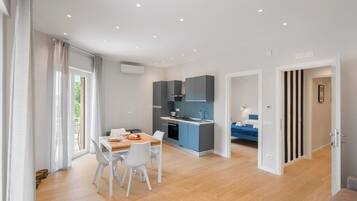 Eine moderne Wohnung mit Essbereich, Küche und Schlafzimmer.