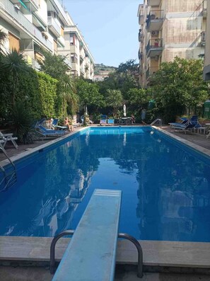 A swimming pool surrounded by greenery and buildings. - Casa Masi - Sorrento (Sorrento)