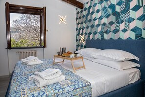 Ein Schlafzimmer mit einem Bett, einem Fenster und einem Tablett mit Frühstücksgegenständen.