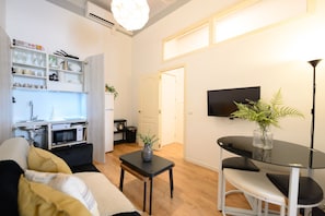 A modern living space with a kitchen, dining area, and seating. - M Cer822 Apartamento de 1 Dormitorio con Balc n (Madrid)