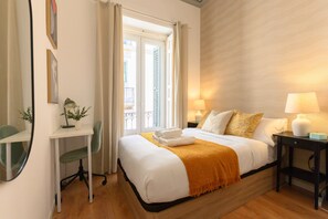 A hotel room with a bed, bedside tables, a desk, and a chair. - M Cer822 Apartamento de 1 Dormitorio con Balc n (Madrid)