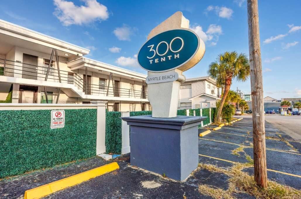 Een hotelschild met het nummer 300 en de naam 'MYRTLE BEACH' dat het hotel aanduidt.