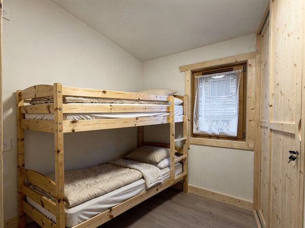 A bunk bed room with a window and a wooden wardrobe. - Roche Parstire 202 – Mountain view, resort centre, near the slopes (Beaufort)