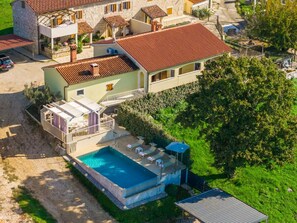 A residential property with a swimming pool, multiple balconies, and a garden area. - Vista Mar With Pool (Vizinada)