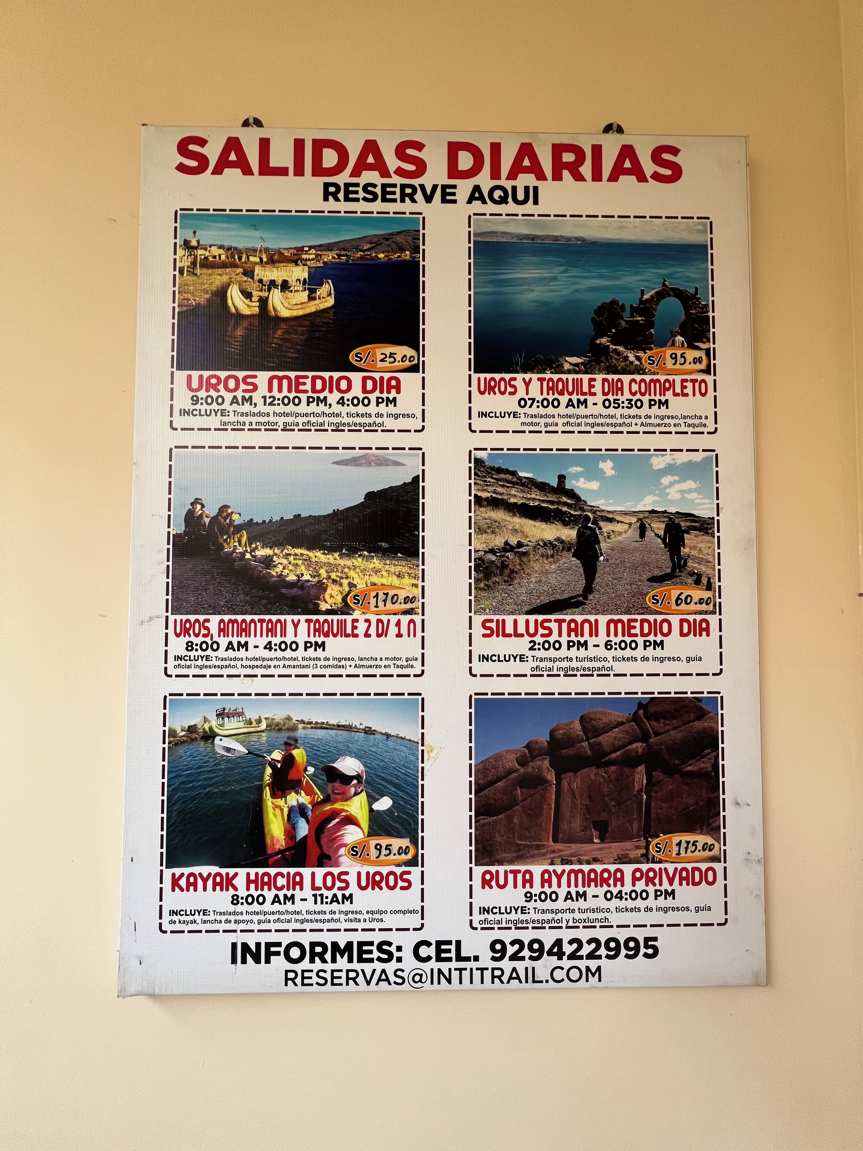 Een poster met reisroutes, verschillende tour opties en prijzen.