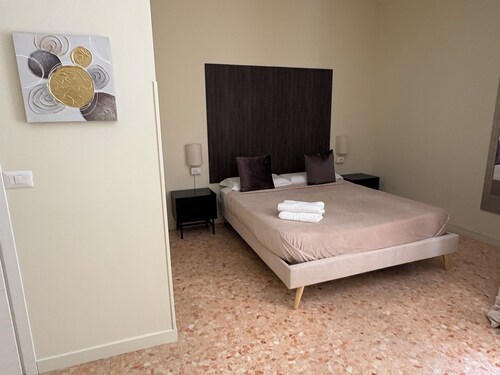 In the city center, 150 meters from the Museum of the Riace Bronzes