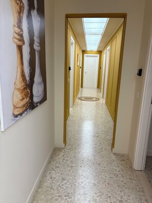A hallway with a terrazzo floor, a painting on the wall, and a skylight above. - In the city center, 150 meters from the Museum of the Riace Bronzes (Reggio Calabria)