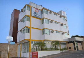 Un edificio de hotel de varios pisos con un letrero que indica que es el 'Hotel Ideal'.