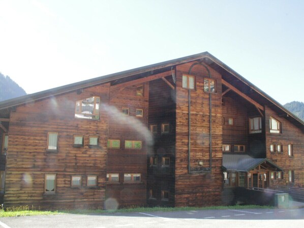 A large wooden building with multiple windows and a central staircase. - Chambron Cb14 Center & View 4 Pers (Chatel)