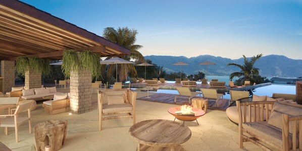 Outdoor dining - Casa Costa Ilhabela Collection by Hilton (Ilhabela)