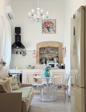 A modern kitchen with a central island, a built-in oven, and a microwave. - "Lo Scrigno dei Sogni" Apartment (San Gimignano)