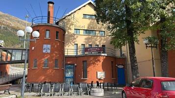 Un edificio con un letrero que dice 'Hotel Cristallo' y 'Ristorante Cristallo'.