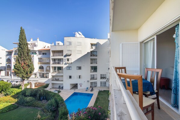 A residential building with a pool, balconies, and a garden. - Apartment 'Areias Do Mar' (Albufeira)