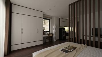Een moderne slaapkamer met een groot bed, een garderobe, een bureau met stoel en een televisie.