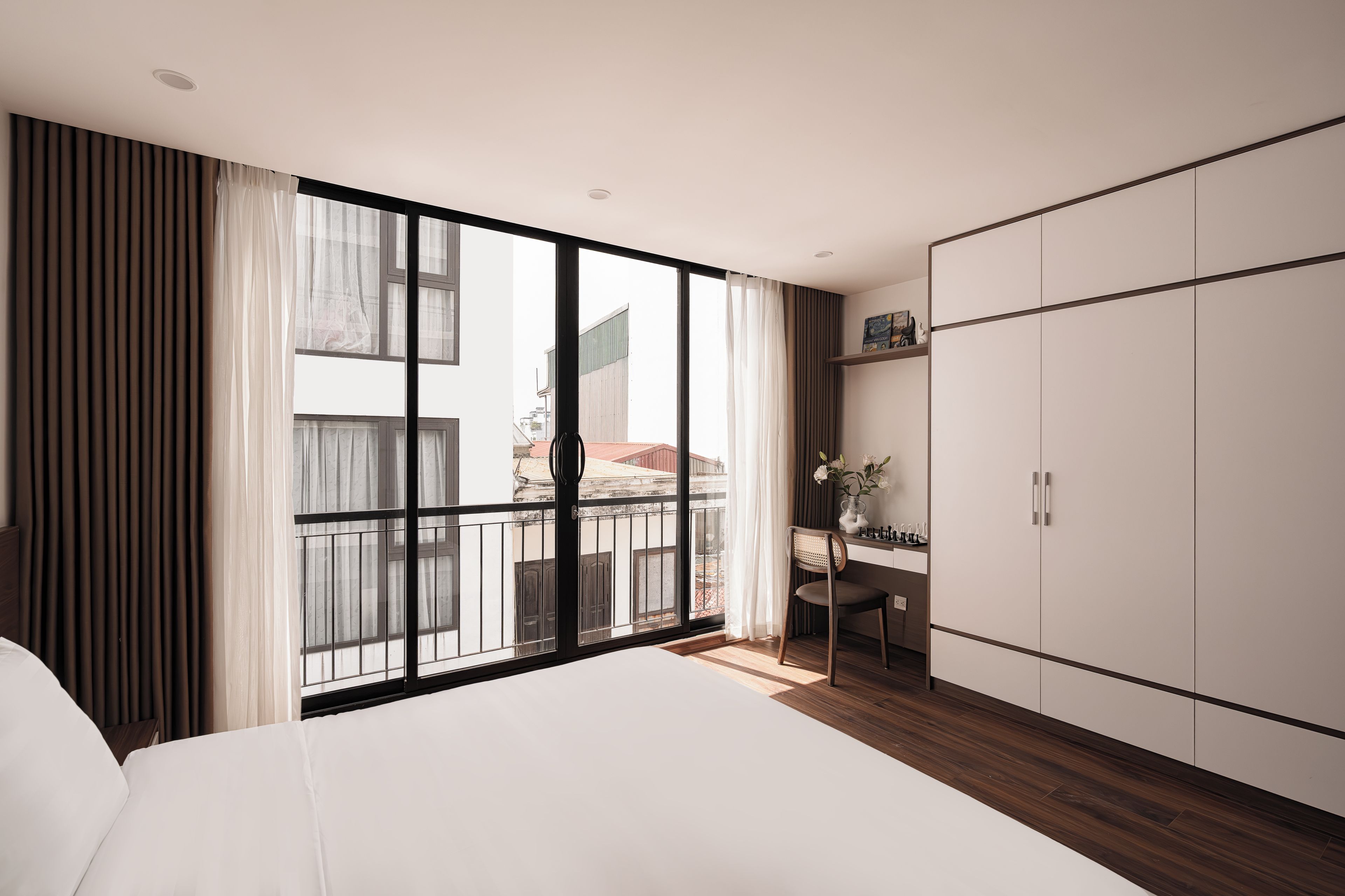 Une chambre avec un grand lit, un bureau et une armoire.