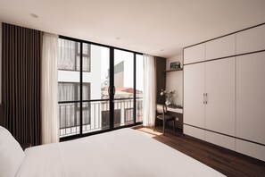 Ein Schlafzimmer mit einem großen Bett, einem Schreibtisch und einem Kleiderschrank.