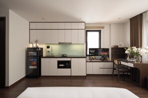 Eine moderne Küche mit Backofen, Mikrowelle und kleinem Kühlschrank.