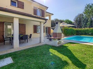 A two-story house with a patio, a pool, and a barbecue grill. - Banjole-marisol, 150 m From the Beach (Medulin)