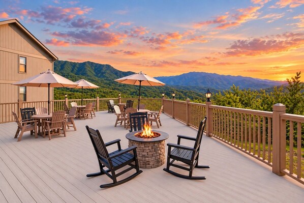 Une terrasse avec coin salon extérieur, un foyer et une vue sur les montagnes.