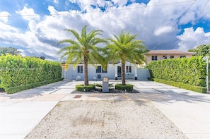 Property grounds - Luxurious Resort style House with a huge Pool/Spa (Miami)