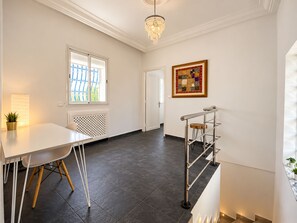 Ein modernes Interieur mit Essbereich, Treppe und Flur.