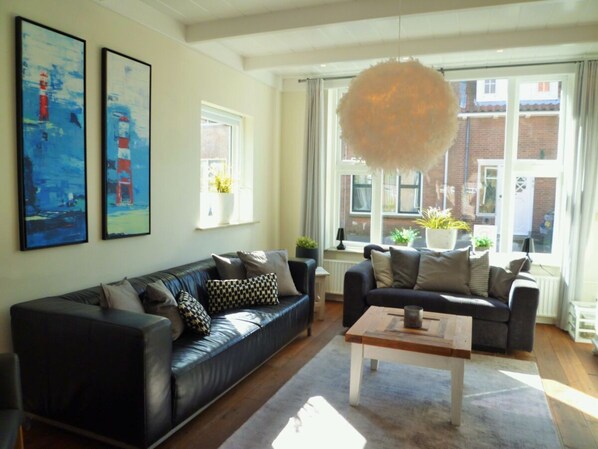 A modern living room with two sofas, a coffee table, and artwork on the walls. - Do18 Family Holiday Home Domburg (Domburg)