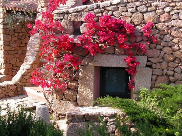 A stone building with a window and a stone wall. - L"ea di Lavru - Apt 2 (Loiri Porto San Paolo)
