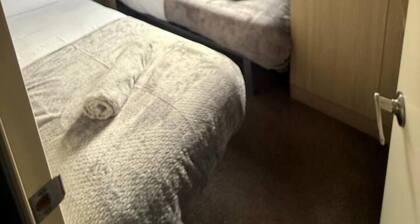 Dog-Friendly 3-Bed 2-Bath Caravan, Southview Pool