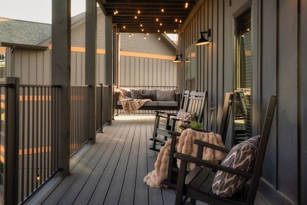 Grand Timber: Sip, swing, and relax on the covered deck! - 2 cabins,1 listing-Sleeps 40! Pools/HotTubs/Resort (Sevier County)