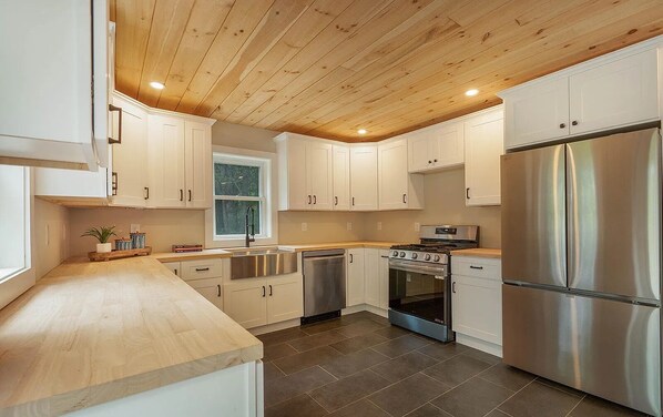 Private kitchen - Perfect 3-bedroom house with beautiful Cossayuna Lake views in charming Argyle (Argyle)