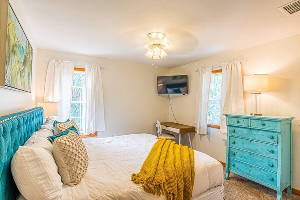 A bedroom with a bed, a desk, a television, and a dresser. - *New*Homosassa Captain`s Quarters~Sleeps 8|Patio (Homosassa)