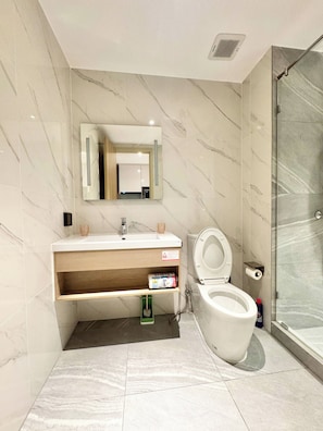 Bathroom - Room-spacious Luxe Room With Panoramic P (Pattaya)